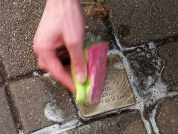 Stolperstein wird gesäubert