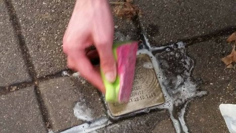 Stolperstein wird gesäubert