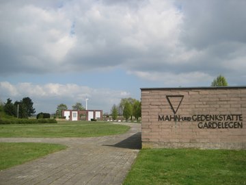 Foto: Wikimedia/ Daniel Rohde-Kage/ Mahn- und Gedenkstätte Isenschnibber, Feldscheune/ CC BY-SA 3.0.