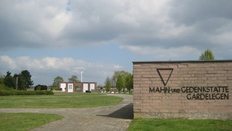 Foto: Wikimedia/ Daniel Rohde-Kage/ Mahn- und Gedenkstätte Isenschnibber, Feldscheune/ CC BY-SA 3.0.
