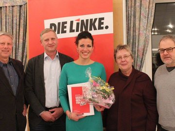 Gratulieren Evelyn Edler (Bildmitte) zur Wahl als Direktkandidatin im Bundestagswahlkreis 68/Harz: Salzland-Kreischef Lothar Boese (1.v.l.), Landtagsfraktionschef Swen Knöchel (2.v.l.), Landtagsmitglied Monika Hohmann (2.v.r.) und Harzkreis-Vize André Lüderitz (1.v.r.).