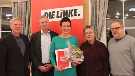 Gratulieren Evelyn Edler (Bildmitte) zur Wahl als Direktkandidatin im Bundestagswahlkreis 68/Harz: Salzland-Kreischef Lothar Boese (1.v.l.), Landtagsfraktionschef Swen Knöchel (2.v.l.), Landtagsmitglied Monika Hohmann (2.v.r.) und Harzkreis-Vize André Lüderitz (1.v.r.).