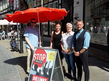 Zum traditionellen Sommerfest der Linkspartei hießen Bundestagsfraktionsvize Jan Korte, Kreis- und Stadträtin Evelyn Edler und Landtagsmitglied Monika Hohmann rund fünfzig Gäste im Biergarten der Wernigeröder Malzmühle willkommen.