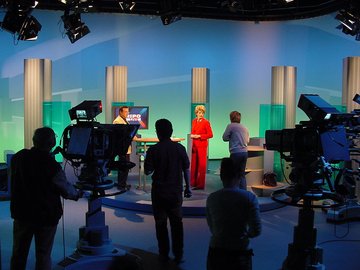 Foto: Tilo Mittelstrass/MDR_Kripo_live im Studio 1 des MDR 2005/ wikimedia/ CC BY-SA 3.0